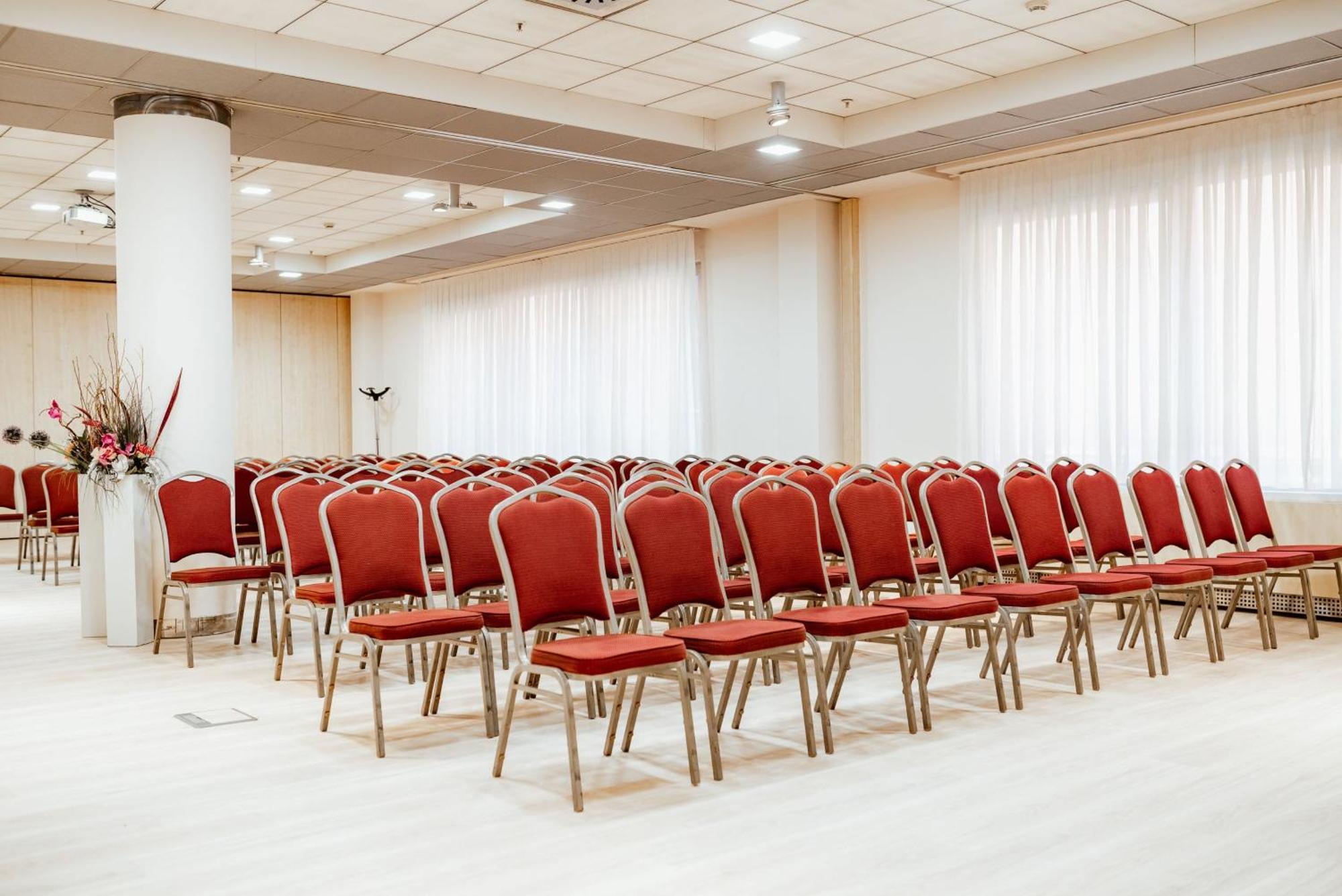 Holiday Inn Belgrade By Ihg Bagian luar foto