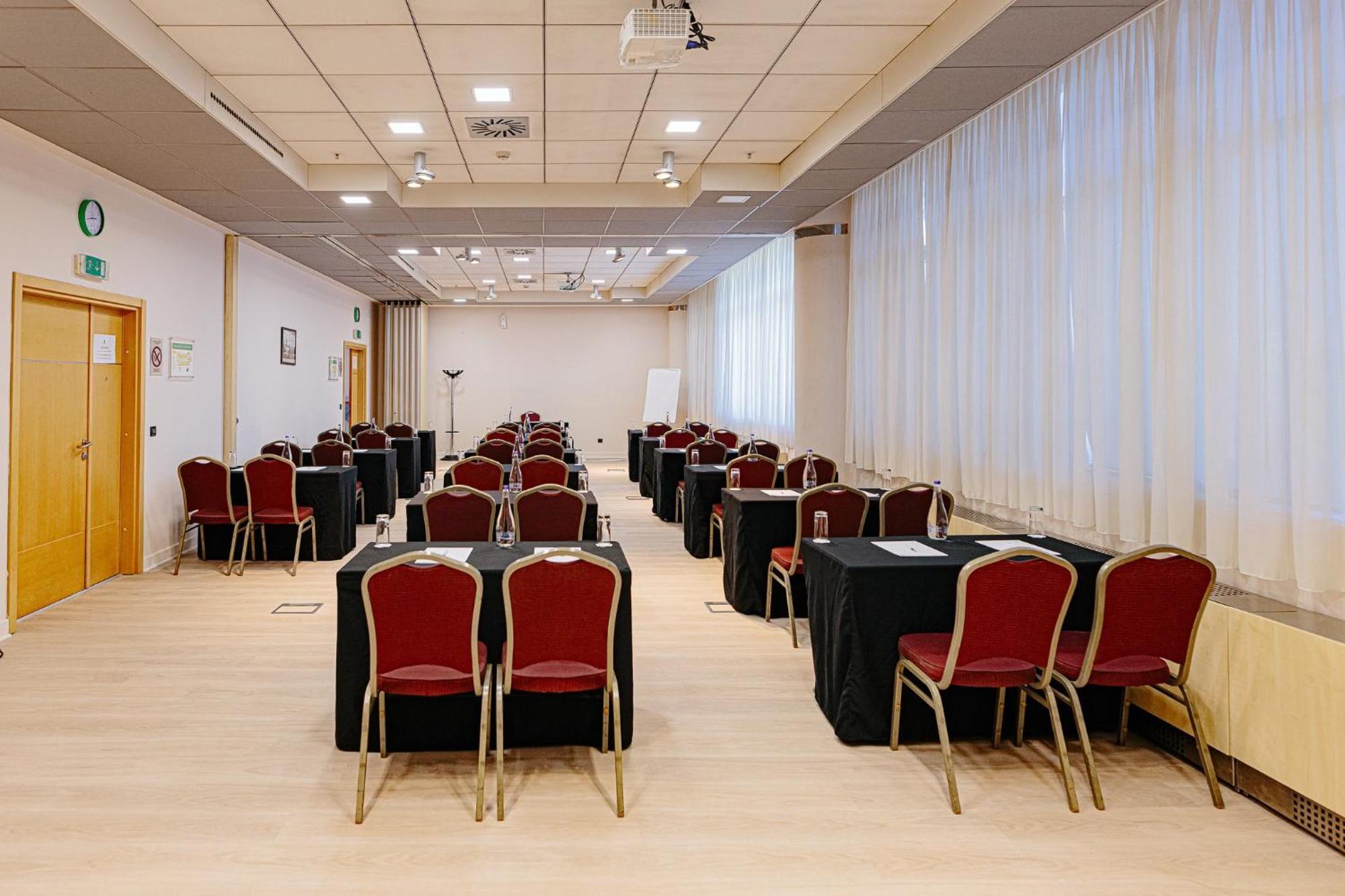 Holiday Inn Belgrade By Ihg Bagian luar foto