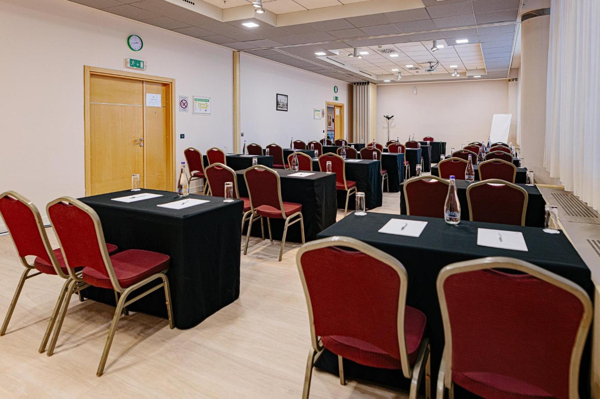 Holiday Inn Belgrade By Ihg Bagian luar foto