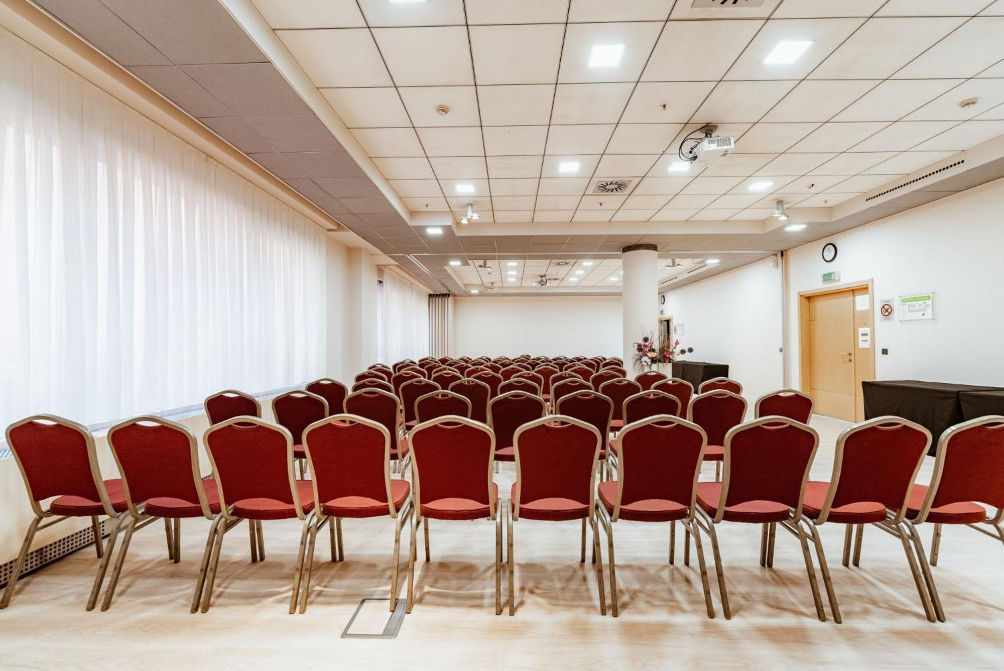 Holiday Inn Belgrade By Ihg Bagian luar foto