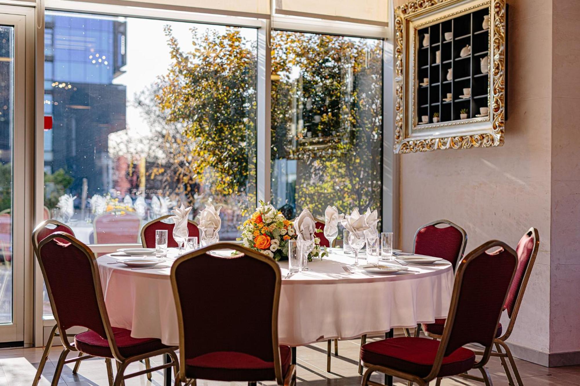 Holiday Inn Belgrade By Ihg Bagian luar foto