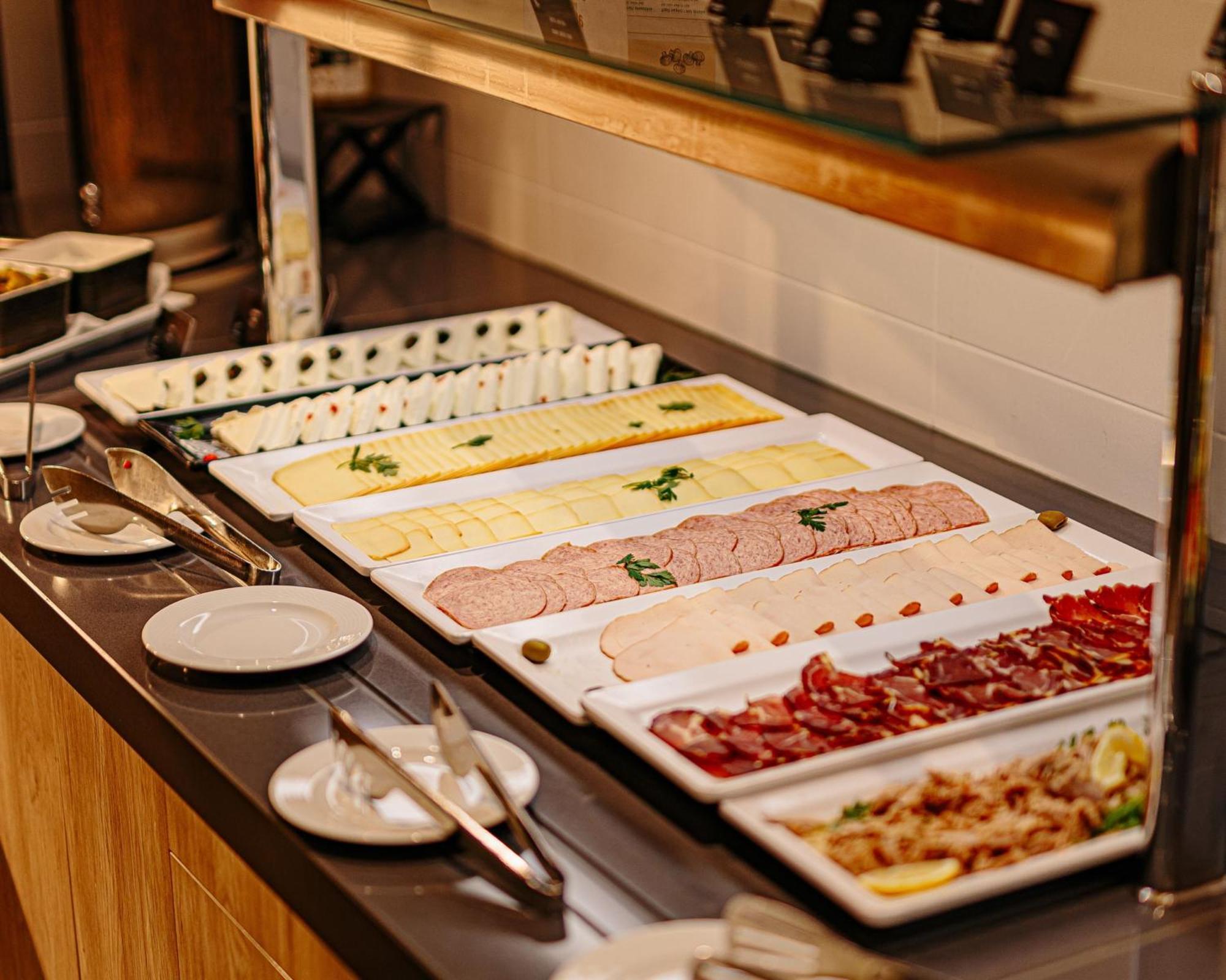 Holiday Inn Belgrade By Ihg Bagian luar foto