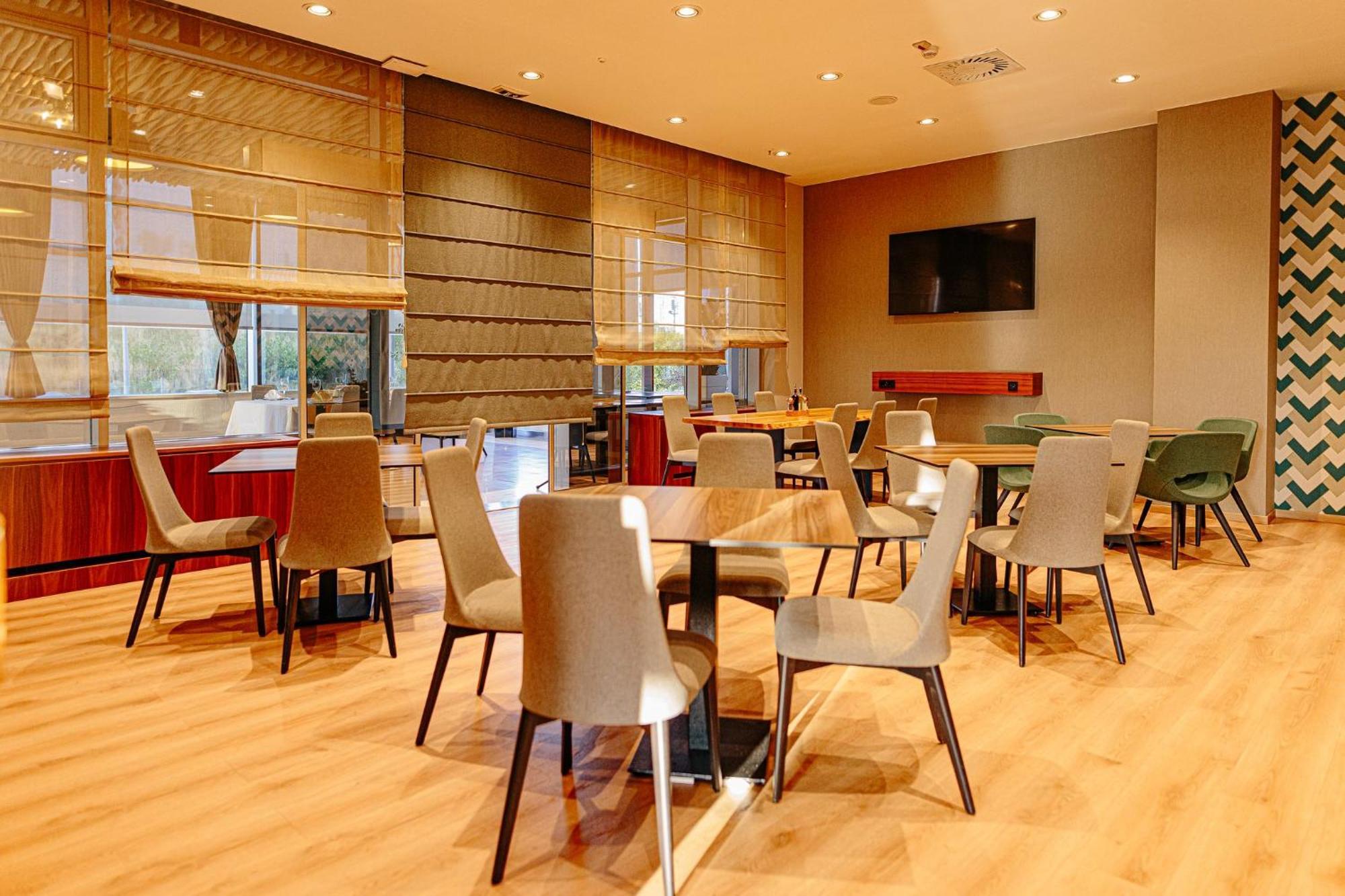 Holiday Inn Belgrade By Ihg Bagian luar foto