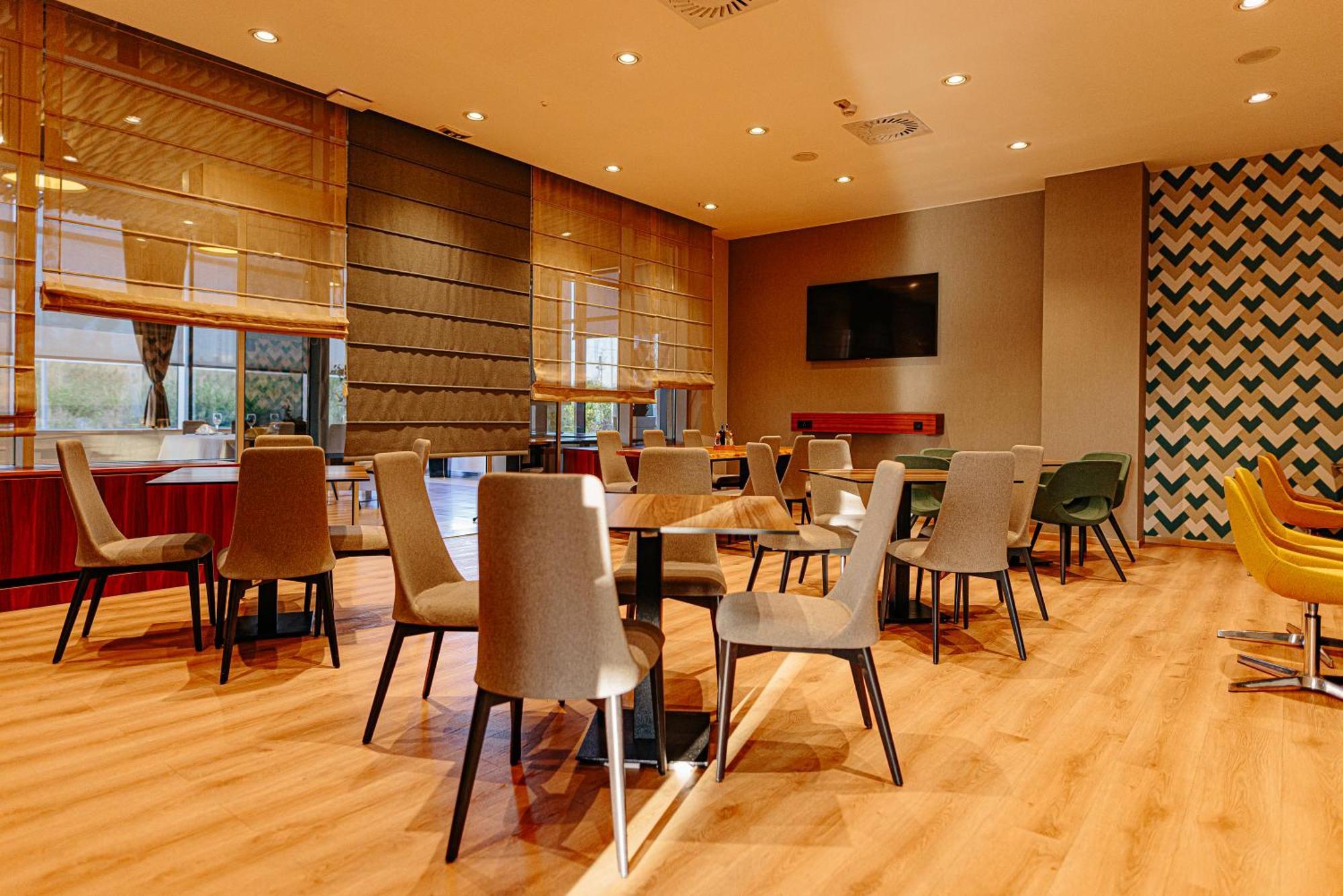 Holiday Inn Belgrade By Ihg Bagian luar foto