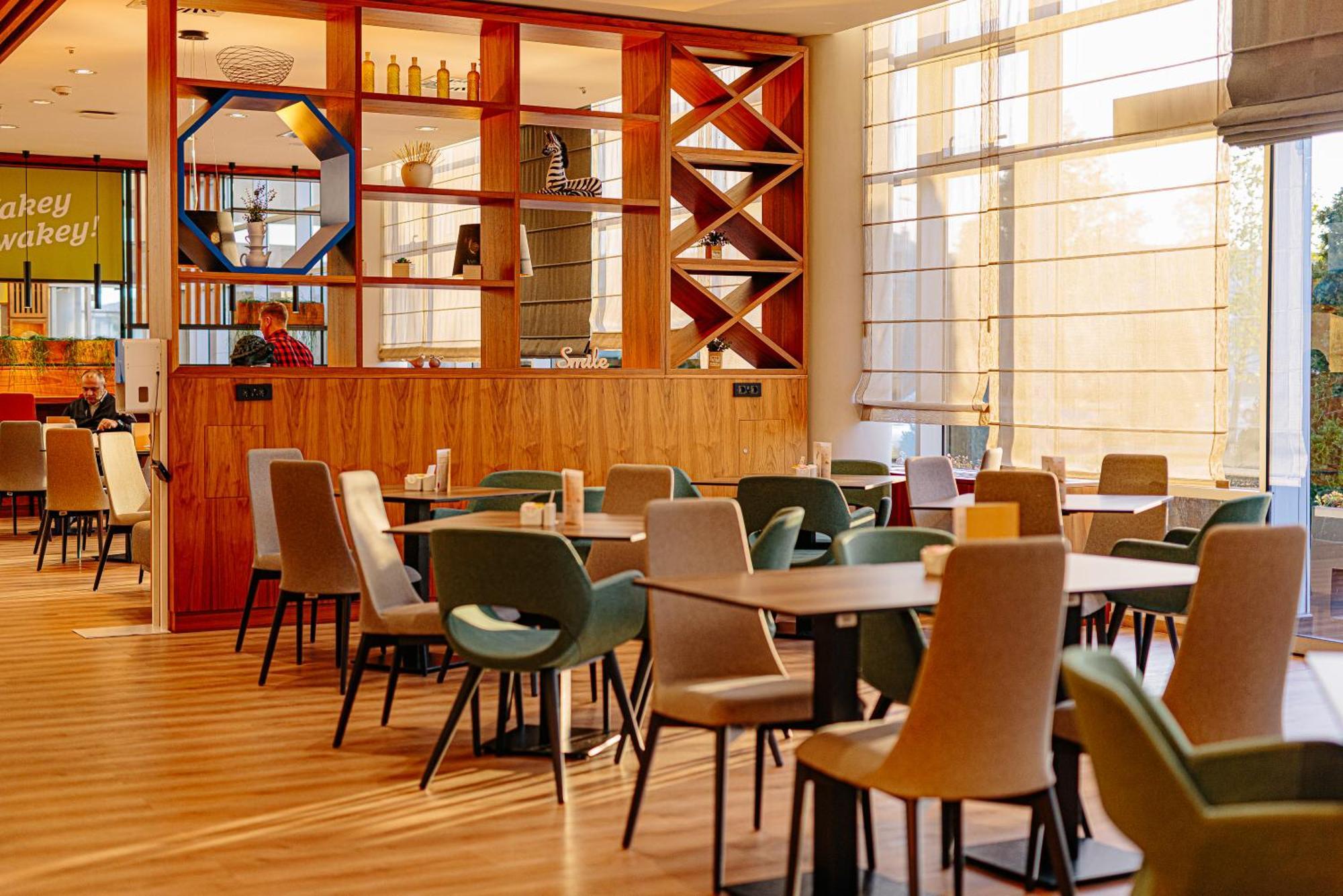 Holiday Inn Belgrade By Ihg Bagian luar foto
