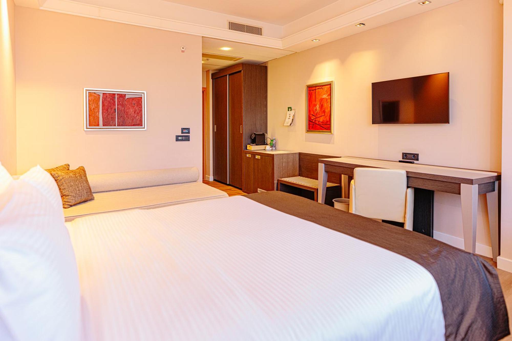 Holiday Inn Belgrade By Ihg Bagian luar foto