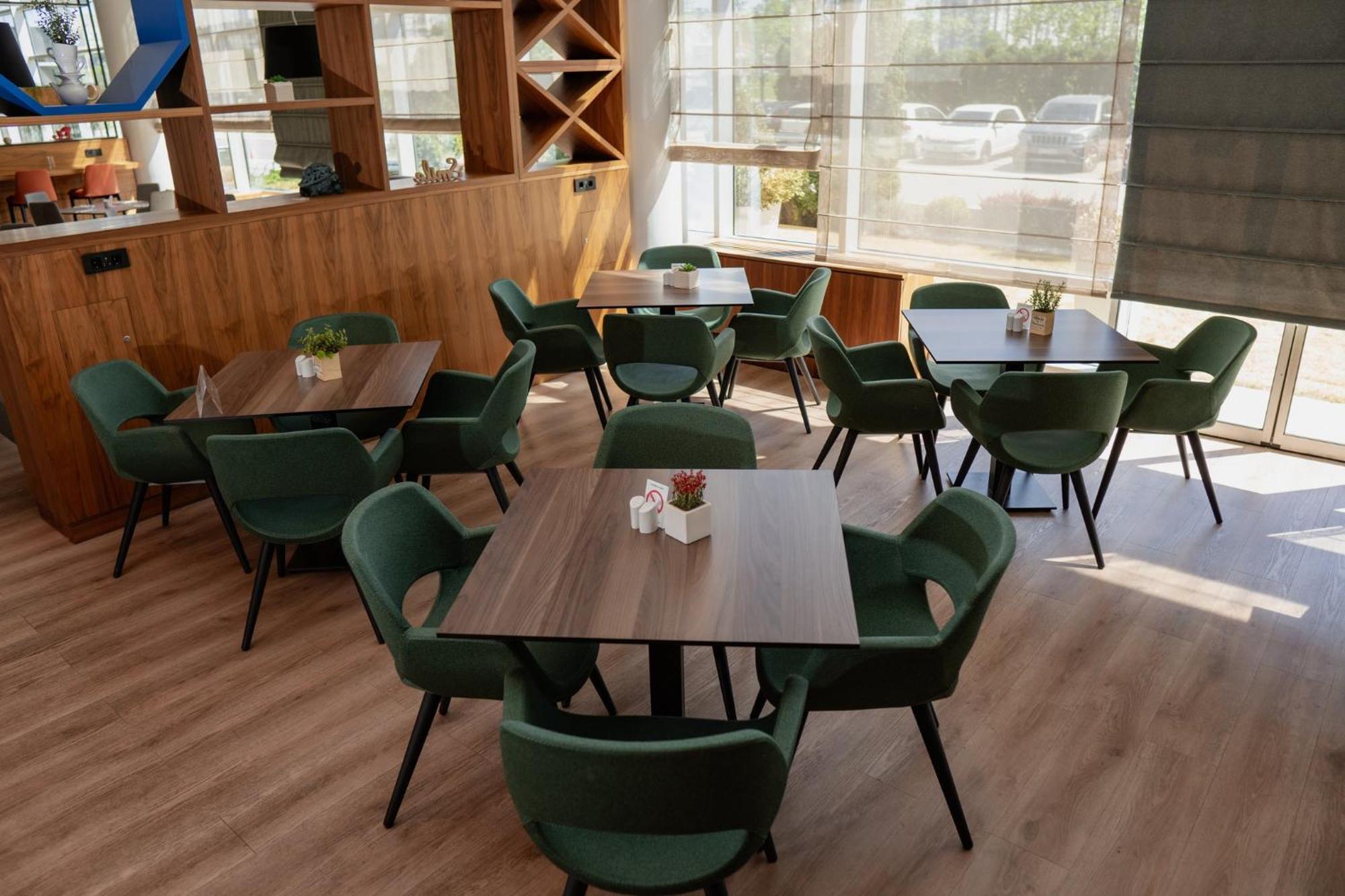 Holiday Inn Belgrade By Ihg Bagian luar foto